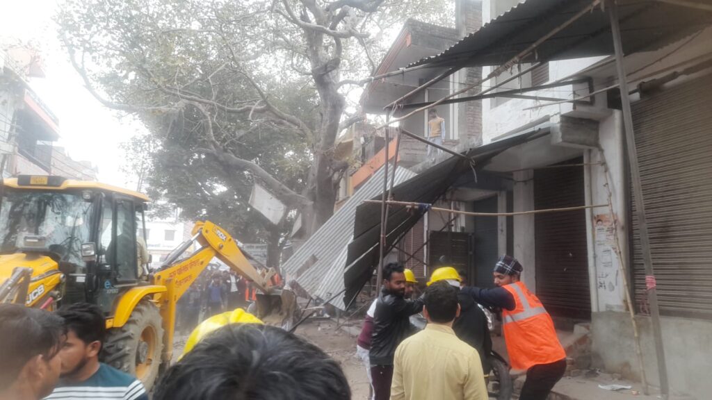 Chhibramau me chala nagar palika ka bulldozer dukandaron ke upar