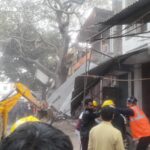 Chhibramau me chala nagar palika ka bulldozer dukandaron ke upar