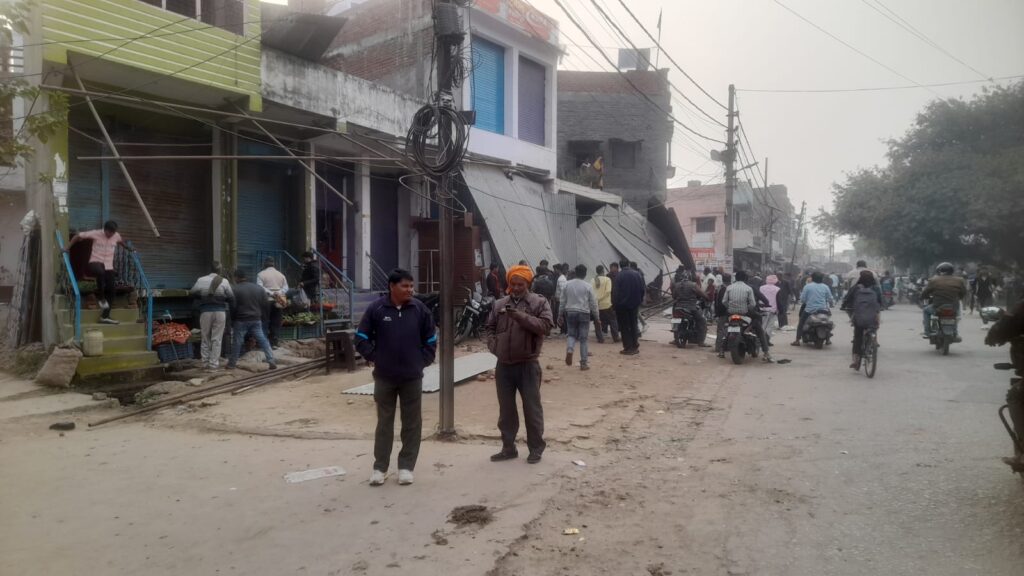 Chhibramau me chala nagar palika ka bulldozer dukandaron ke upar