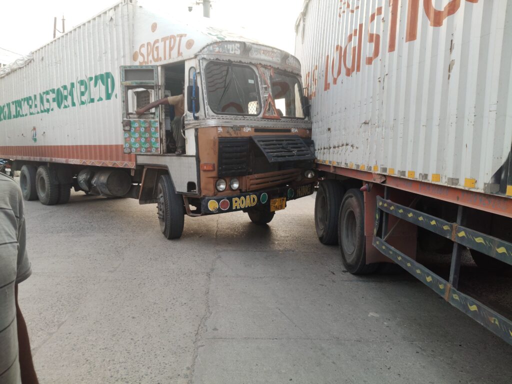 Truck accident talgram tiraha Chhibramau news Truck accident talgram tiraha Chhibramau news