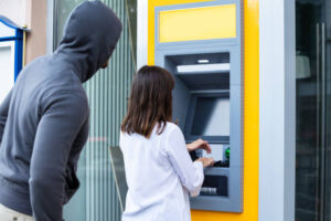 ATM में तीन युवकों ने पिन देखा, कार्ड बदला और 80 हजार उड़ाए